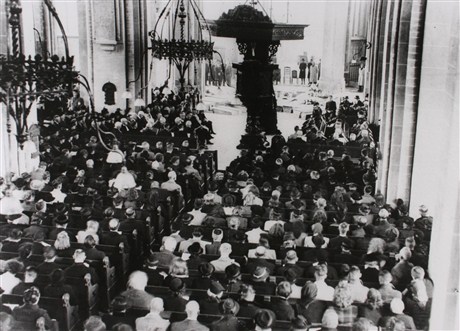 De volle Walburgiskerk bij de herdenking op 17 oktober 1944    